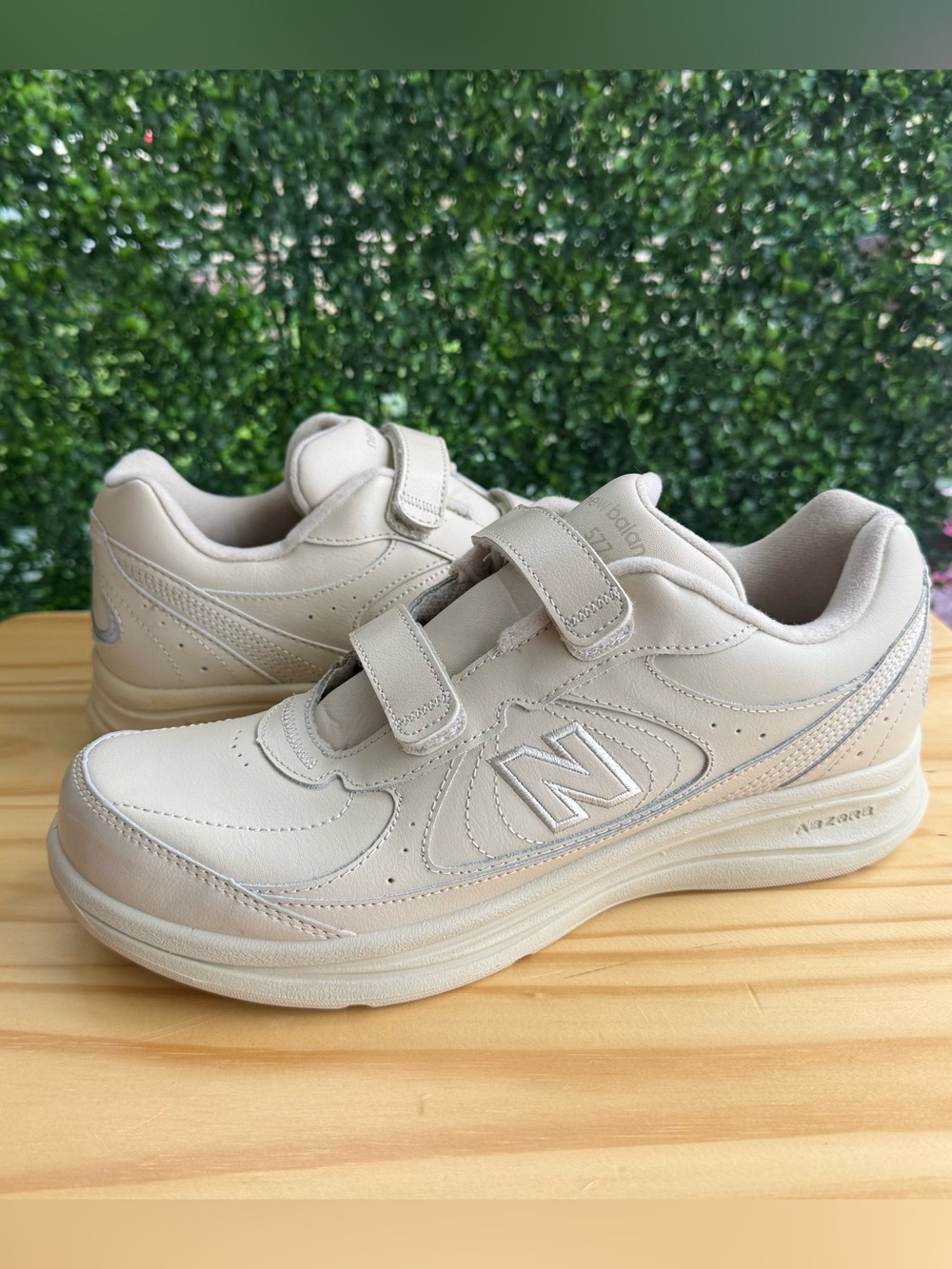 New Balance 577 Womens 10.5 2A Narrow Walking Shoes Velcro Cream WW577VB